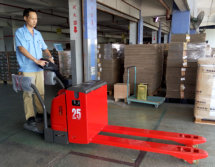 大型電器廠使用TE25電動搬運車加長型 大型電器廠使用TE25電動搬運車加長型